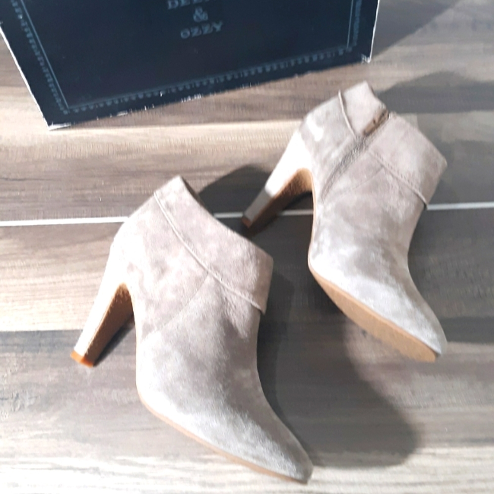 Booties Deena & Ozzy Taupe Suede Heeled 9